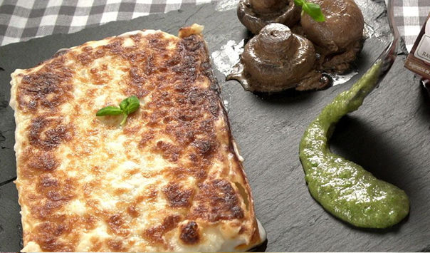 plano cenital de lasaña con pesto