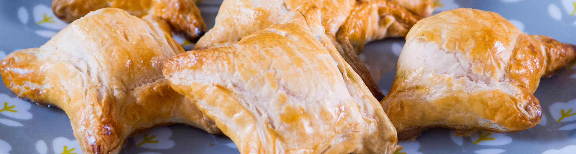 Aperitivos de hojaldre con brie y mermelada