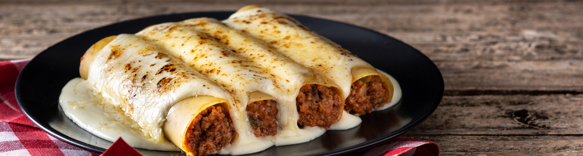 Canelones de carne con salsa de chocolate